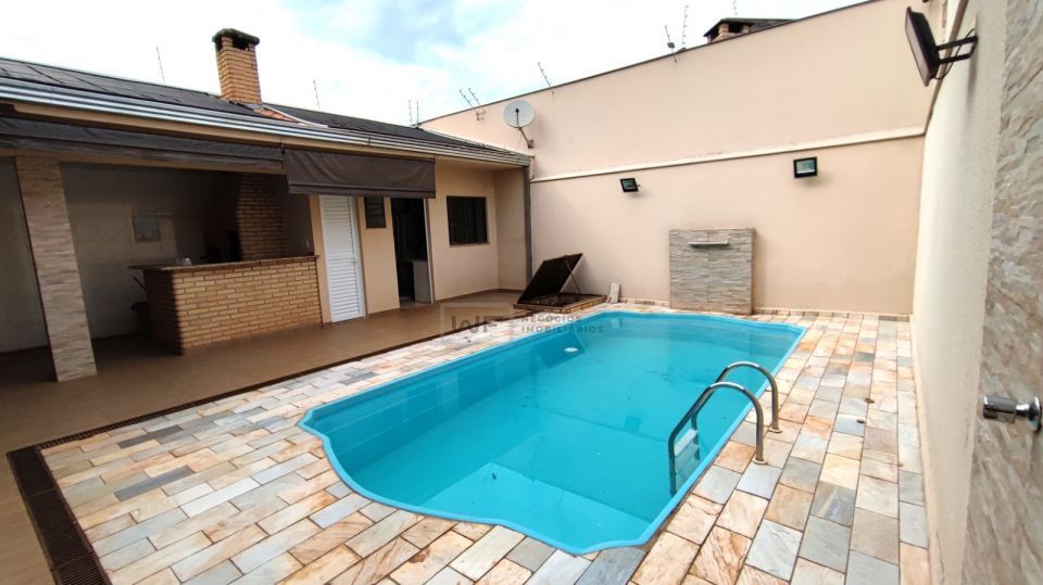 Casa com 4 quartos, piscina e churrasqueira