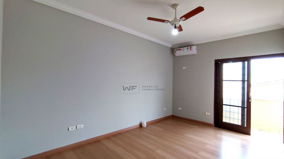 Casa com 4 quartos, piscina e churrasqueira