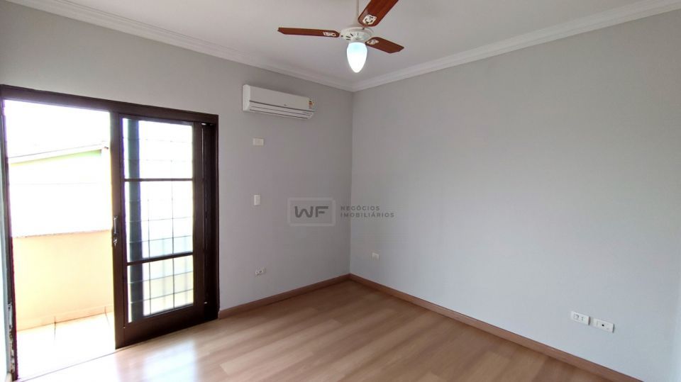 Casa com 4 quartos, piscina e churrasqueira