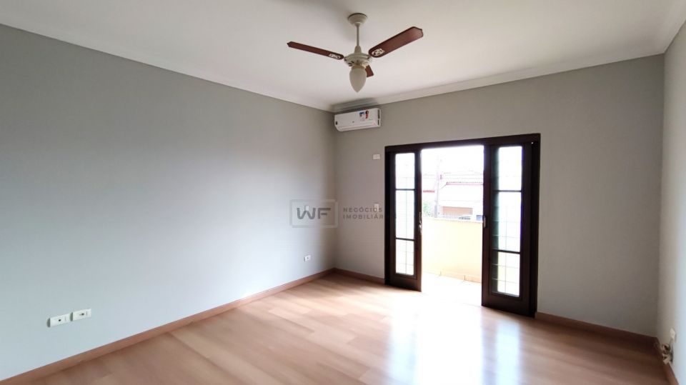 Casa com 4 quartos, piscina e churrasqueira