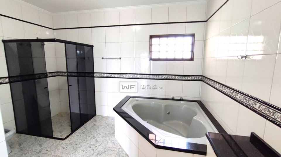 Casa com 4 quartos, piscina e churrasqueira