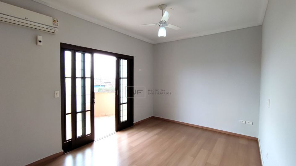 Casa com 4 quartos, piscina e churrasqueira