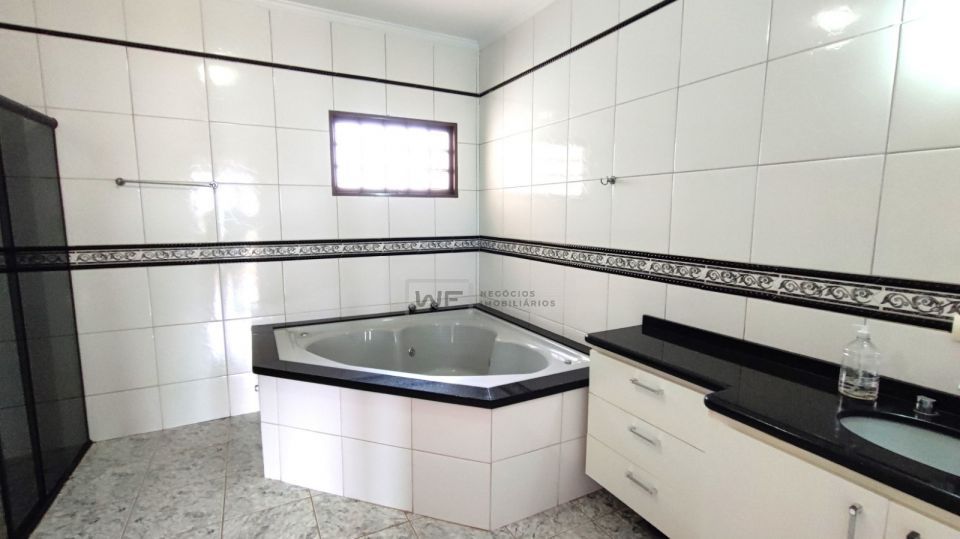 Casa com 4 quartos, piscina e churrasqueira