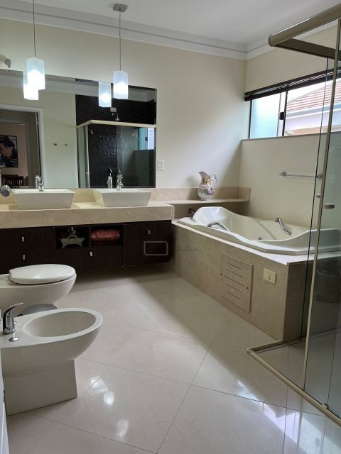 CASA A VENDA - CONDOMINIO ROYAL TENNIS