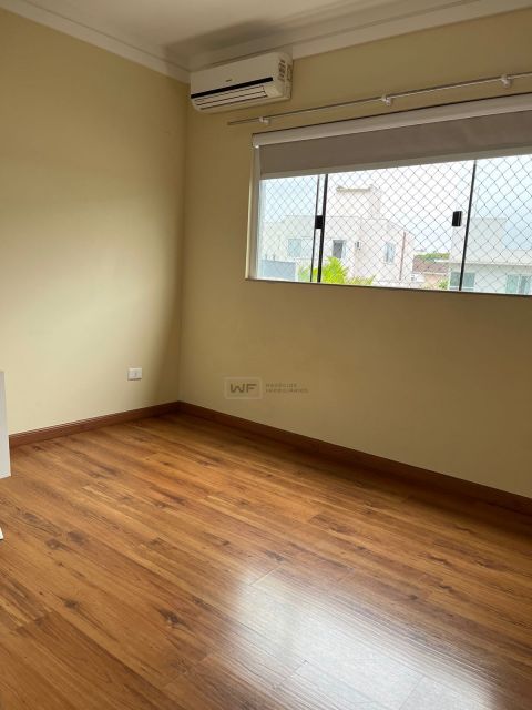 CASA A VENDA - CONDOMINIO ROYAL TENNIS