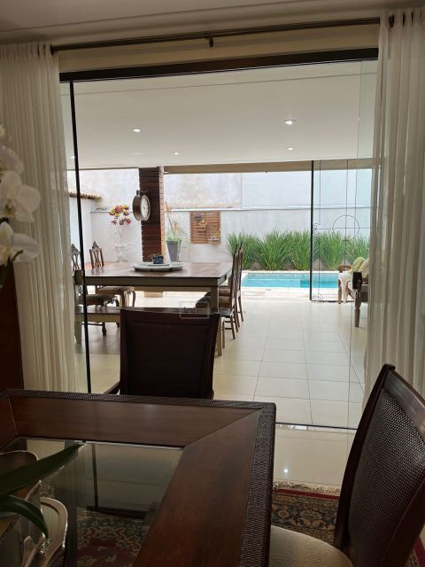 CASA A VENDA - CONDOMINIO ROYAL TENNIS