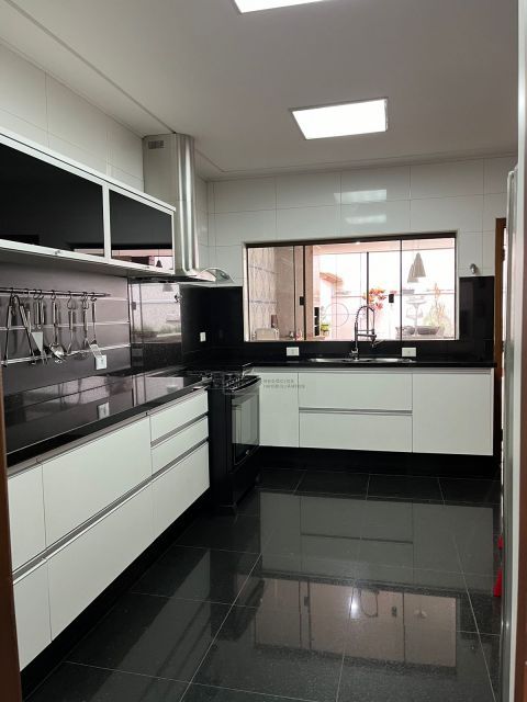 CASA A VENDA - CONDOMINIO ROYAL TENNIS