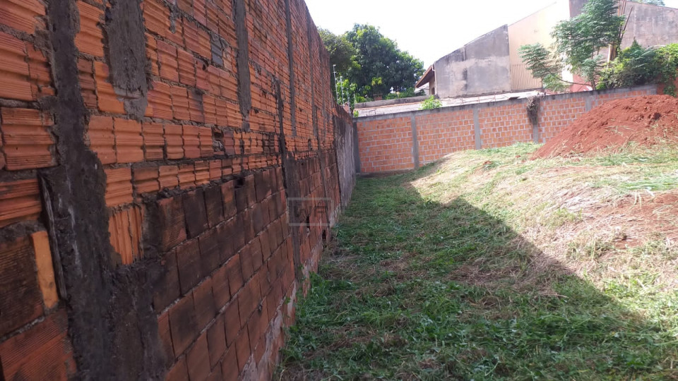 Terrenos 300m² cada - A Venda - Jardim do Sol