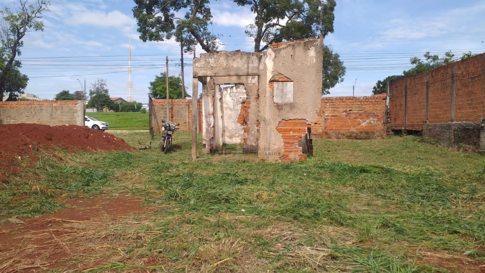 Terrenos 300m² cada - A Venda - Jardim do Sol